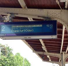 Foto von der Bahnanzeige in Werder ist zu sehen