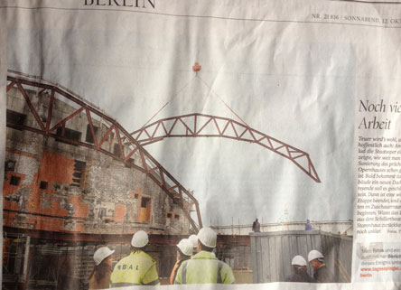 Foto von Baustelle Staatsoper in der Zeitung ist zu sehen.
