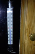 Foto von Thermometer am Fenster ist zu sehen - heute.