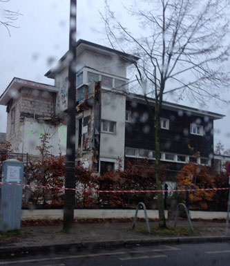 Foto von Haus, welches abgerissen wird, ist zu sehen - heute.