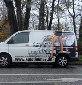 Foto von Auto mit sexistischer Werbung Haus ist zu sehen - heute.