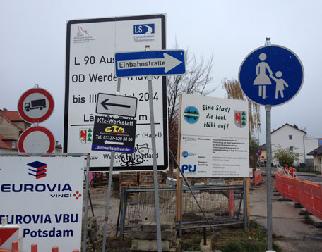 Foto von Schildern am Jahnplatz ist zu sehen - heute.