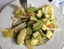 Foto von Teller mit Salat ist zu sehen - heute.