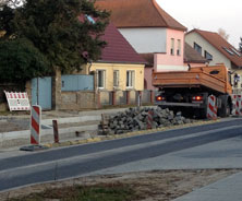Foto von Baustelle und einem LKW, der Granitpflaster abkippt ist zu sehen - heute Mittag.