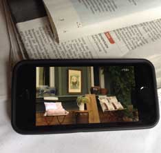 Foto von einem Smartphone mit einem schwarzen Haus auf dem Screen ist zu sehen