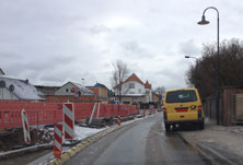 Foto von Baustraße und Postauto ist zu sehen - heute.