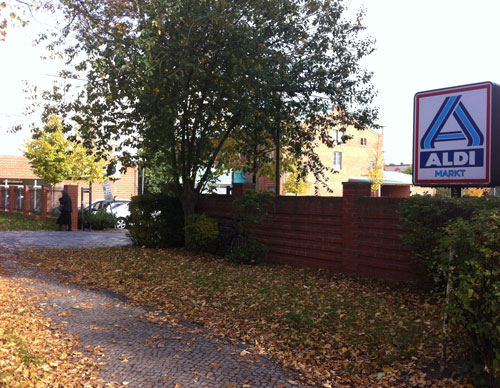 Foto von einer Grundstücksgrenze zu einem Discounter in Potsdam ist zu sehen.