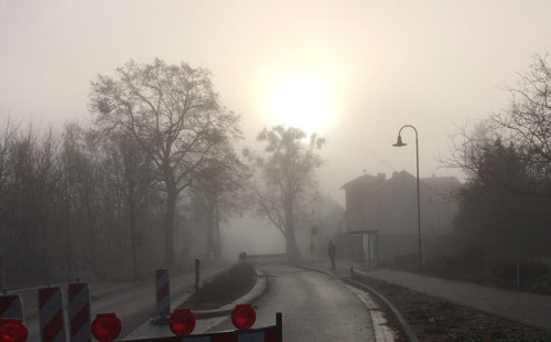 Foto von der Straße im Nebel ist zu sehen - heute.