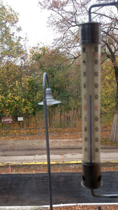Foto von der Baustraße vor dem Haus mit Thermometer - heute früh.