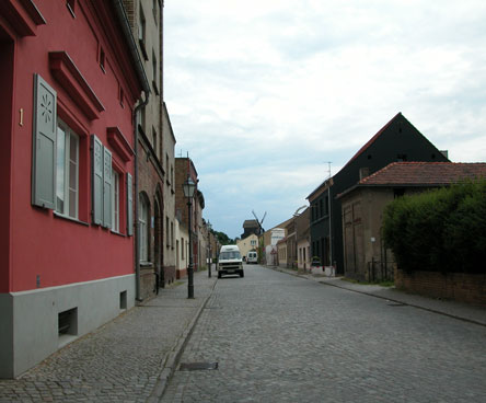 Foto vom schwarzen Haus in der Mühlenstraße 2002 ist zu sehen - heute.