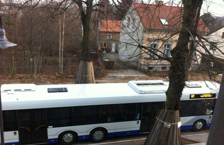Foto von Bus auf der freigegebenen neuen Fahrbahn ist zu sehen - heute.
