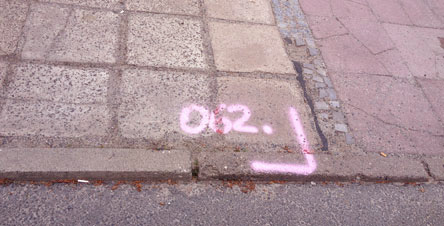 Foto von einem Kreidezeichen auf der Eisenbahnstraße Straße, Nähe Firma Protz  - heute.