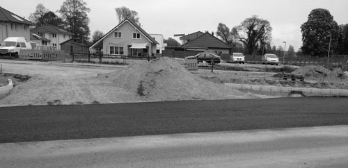 Foto von der im Bau befindlichen Straße, hier am anderen Ende, - heute.