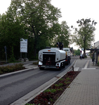 Foto von der im Bau befindlichen Straße mit einem Tankfahrzeug ist zu sehen - heute.