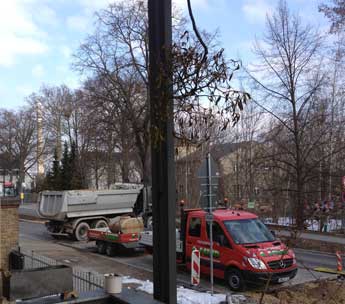 aktuelles Foto: LKW fährt auf das Grundstück Freitag mit Erde heute in der Eisenbahnstraße 131