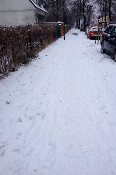 Foto von Fußweg mit Schnee in der Eisenbahnstraße ist zu sehen - heute.