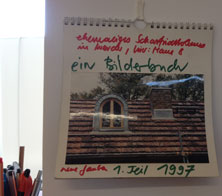 Foto von einem Kalender an der Wand mit einem Foto - gestern nachmittag fotografiert