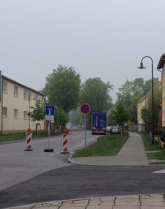 Foto: von der Eisenbahnstraße,die noch große Bäume hat mit einem LKW. title=