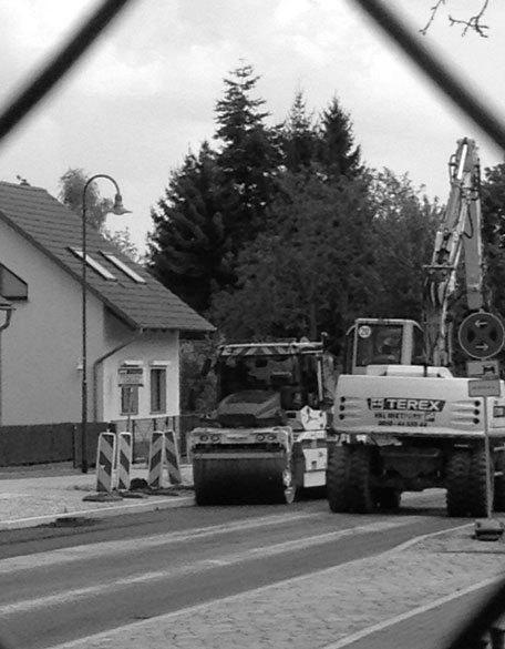 Foto von der im Bau befindlichen Straße mit Walze heute Nachmittag.