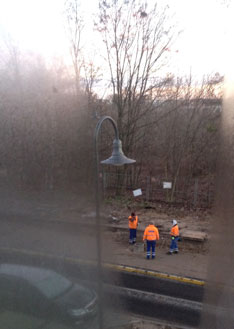Foto von Arbeitern heute früh in der Eisenbahnstraße - heute.