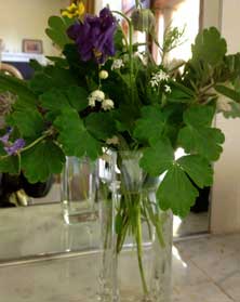 Foto von einer Vase mit Blumen title=