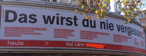 Foto von einem großen Plakat an der Schaubühne in Berlin - heute früh.