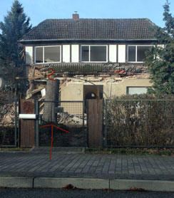 Foto von altem Haus und abgesägtem Baumstamm ist zu sehen - heute.
