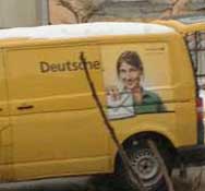Foto von einem gelben Postauto, nur mit dem Wort Deutsche beschriftet, daneben eine Frau