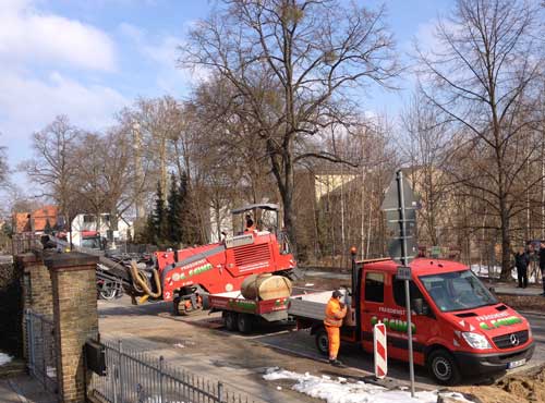 aktuelles Foto von Fräse und anderen roten Fahrzeugen in der Eisenbahnstraße 131