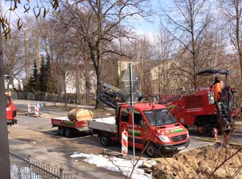 aktuelles Foto mit vielen großen Fahrzeugen - alle rot - Höhe Eisenbahnstraße 131