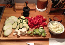 Foto von Gemüse auf einem Küchentisch ist zu sehen - heute.