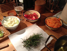 Foto von Gemüse auf einem Küchentisch ist zu sehen - heute.