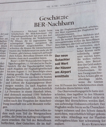 ein Foto - Blick auf einen Zeitungsartikel aus einer Tageszeitung über den BER ist zu sehen - Foto.