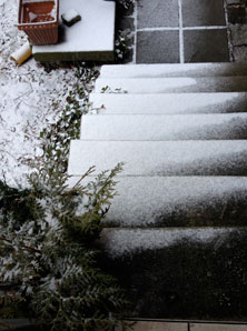 Foto von Treppe mit Schnee ist zu sehen - heute.