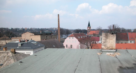 Foto von Stadtsilhouette mit Schornsteinen ist zu sehen.