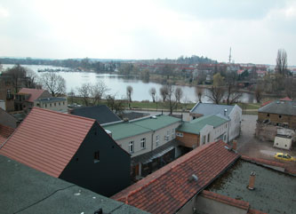 Foto von oben auf Gebäudegruppe ist zu sehen.